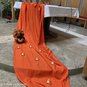 Kerzen am Altar der Thomaskirche am Kaufbeurer BKH